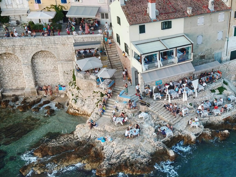 Puntulina Restaurant auf den Felsen direkt am Meer