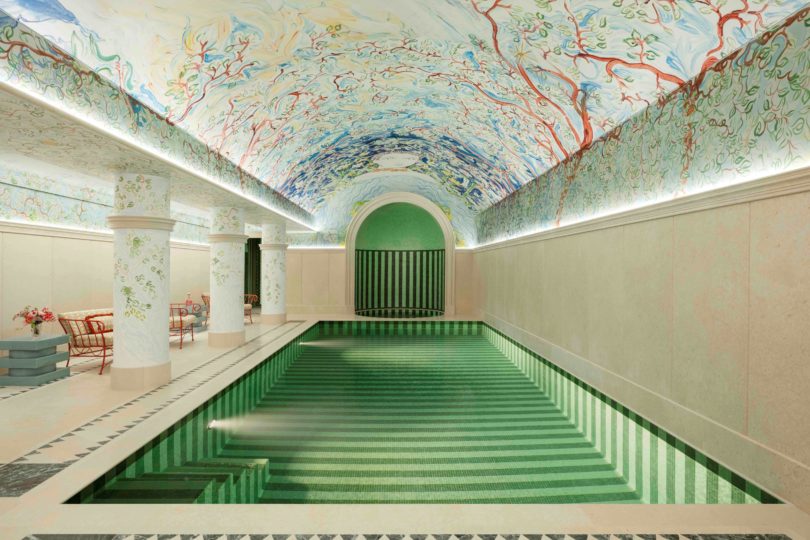 Das Pool im Hotel Le Grand Mazarin, Paris.