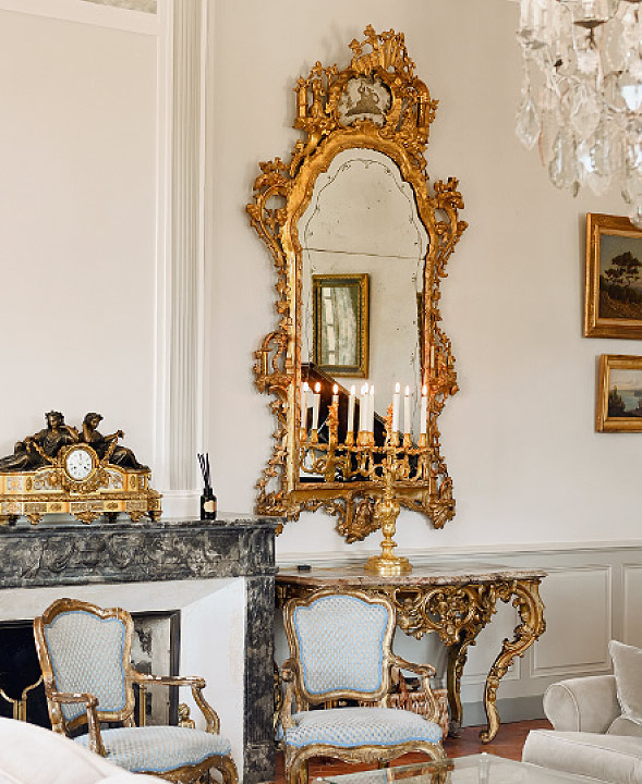 Prunkvoller Raum mit opulentem Spiegel in der Villa Baulieu